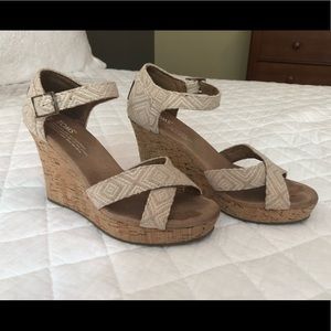 Toms criss cross open toed wedges